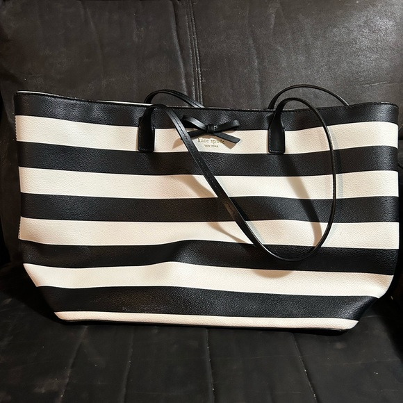 kate spade Handbags - Kate Spade Black and White Purse